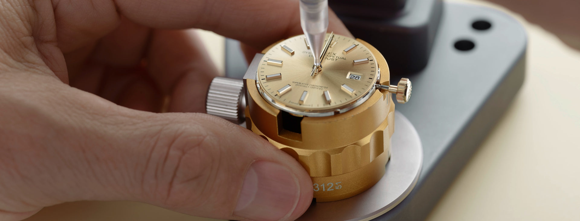 Casing of the movement - Rolex watch servicing procedure