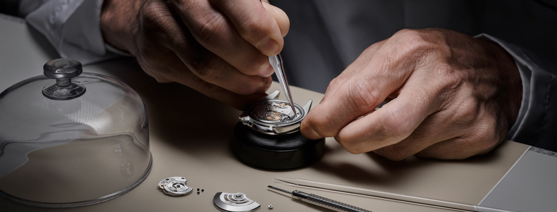 Dismantling of the movement - Rolex watch servicing procedure