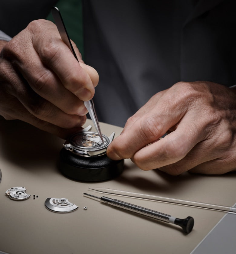 Dismantling of the movement - Rolex watch servicing procedure